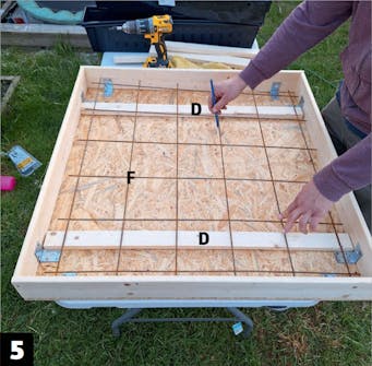 Plantevæg: Læg montagenettet (F) i rammen Plantevæg: Læg montagenettet (F) i rammen